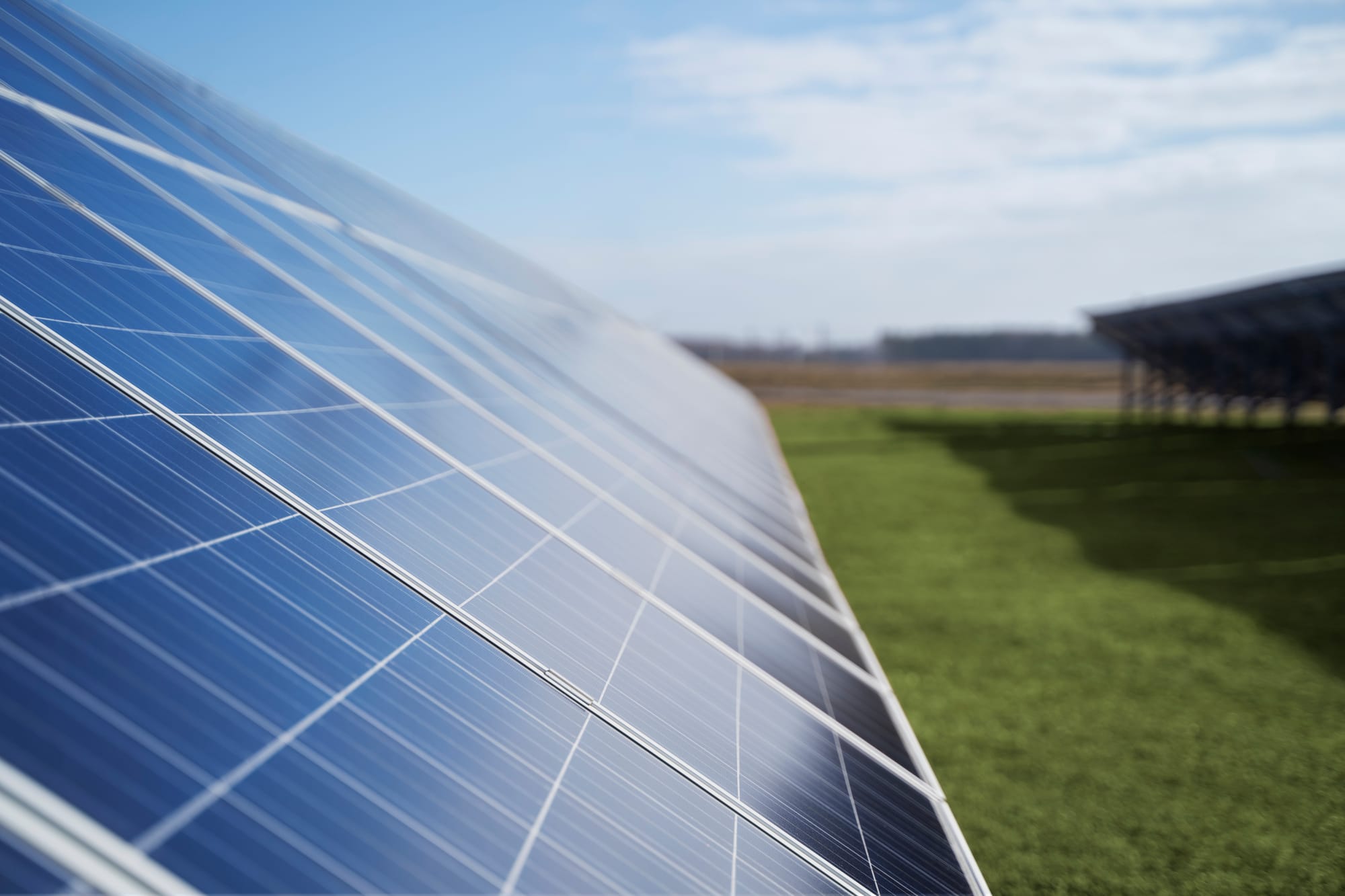 Modelos de adquisición de paneles solares para cliente regulado: ¿Cuál te conviene más?