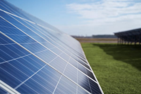 Modelos de adquisición de paneles solares para cliente regulado: ¿Cuál te conviene más?